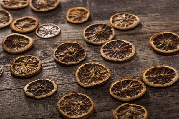 rodajas de cítricos secos en la superficie marrón de madera
 - Foto, Imagen