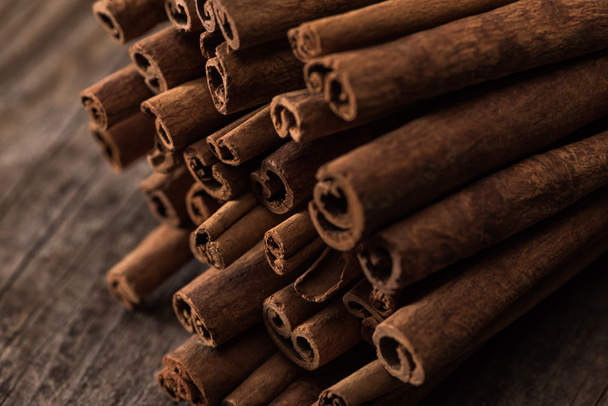крупним планом вид на палички кориці на дерев'яному сільському столі
 - Фото, зображення