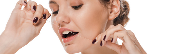 tiro panorâmico de mulher atraente dentes de fio dental isolados em branco
  - Foto, Imagem