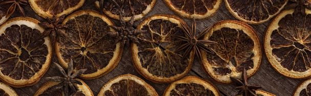vista superior de fatias de laranja secas no fundo de madeira com anis, tiro panorâmico
 - Foto, Imagem