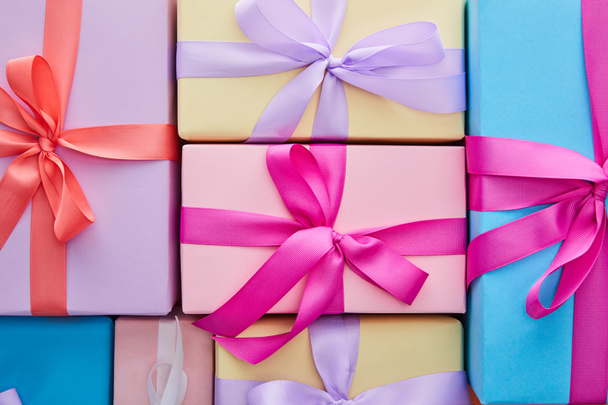 επίπεδο lay με πολύχρωμα κουτιά δώρου με κορδέλες και φιόγκους - Φωτογραφία, εικόνα
