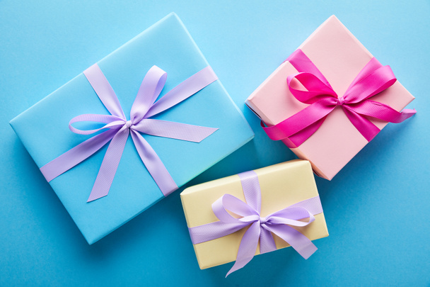 top view of colorful gift boxes on blue background - Foto, imagen