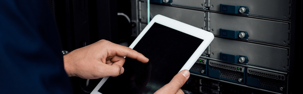 tiro panorâmico de homem apontando com o dedo para tablet digital com tela em branco
  - Foto, Imagem