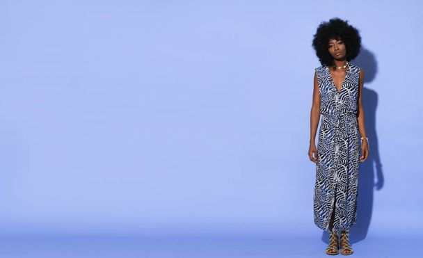 Celotělový obrázek krásného afro-amerického modelu v etnických dlouhých šatech izolovaných na barevném pozadí. - Fotografie, Obrázek