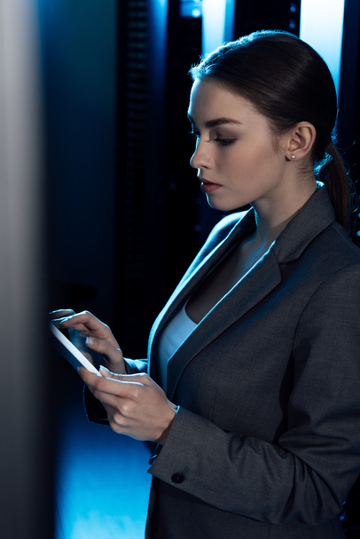 selektiver Fokus der Geschäftsfrau in formaler Kleidung mit digitalem Tablet im Rechenzentrum  - Foto, Bild