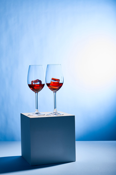 cocktails Aperol Spritz avec glaçons dans des verres sur fond bleu
  - Photo, image