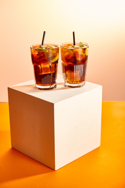 cocktails cuba libre dans des verres avec des pailles sur cube
   - Photo, image