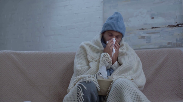homem doente espirrando enquanto sentado perto da mesa com medicamentos
 - Filmagem, Vídeo