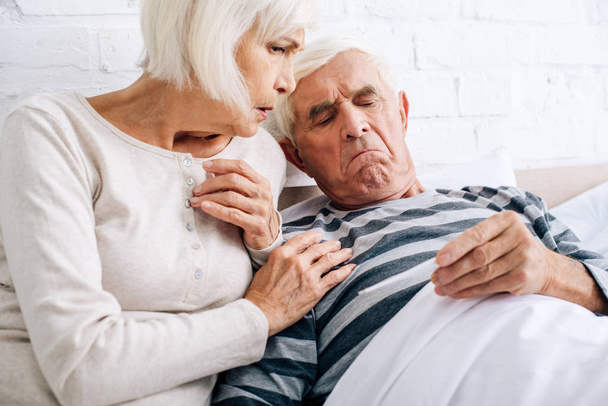 triste marido y mujer mirando termómetro en apartamento
  - Foto, Imagen