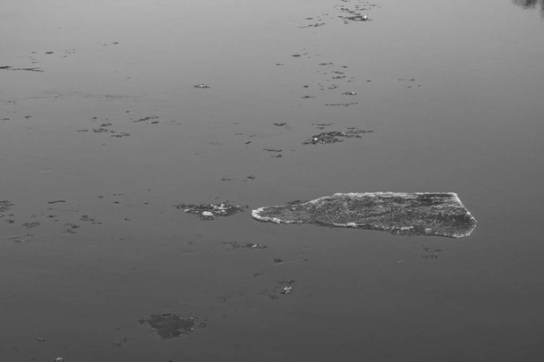 la deriva de hielo de primavera en el río en agua fangosa antes de las aguas altas a
 - Foto, imagen