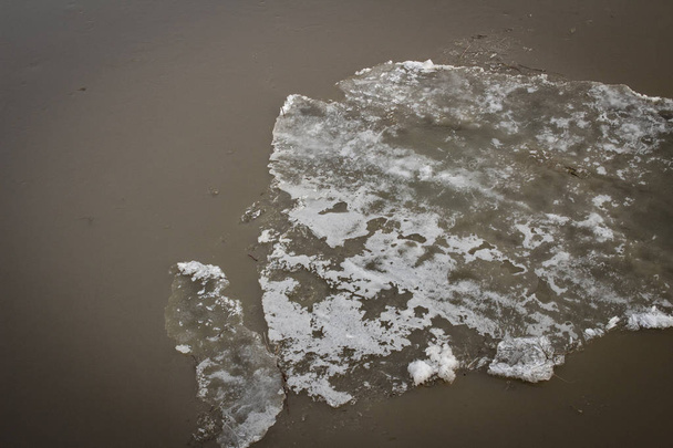 весной дрейф льда на реке в грязной воде перед высокой водой
 - Фото, изображение