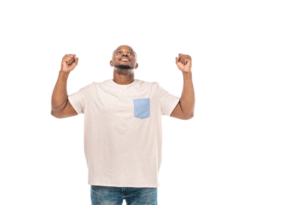 eccitato uomo afroamericano guardando in alto e mostrando gesto vincitore isolato su bianco
 - Foto, immagini