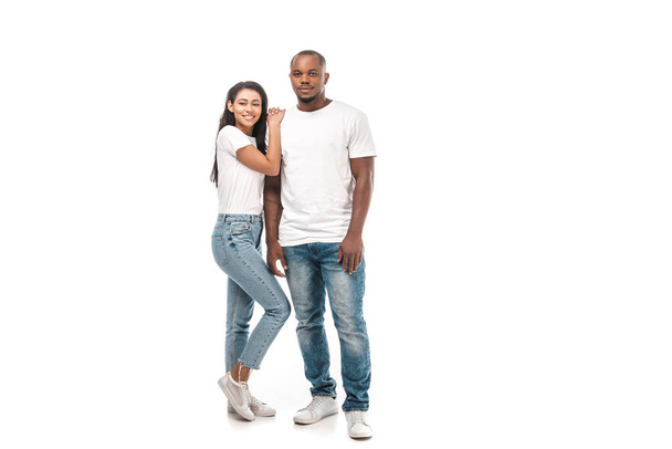 glücklich afrikanisch-amerikanische Frau lehnt sich an die Schulter ihres Ehemannes, während sie in die Kamera auf weißem Hintergrund schaut - Foto, Bild