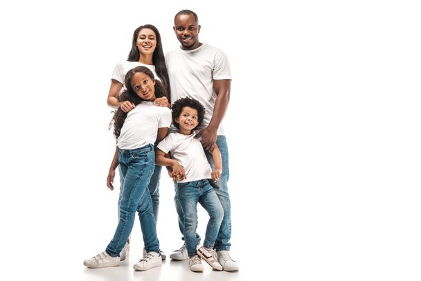 heureux afro-américains parents avec fille et fils souriant à la caméra tout en se tenant debout sur fond blanc
 - Photo, image