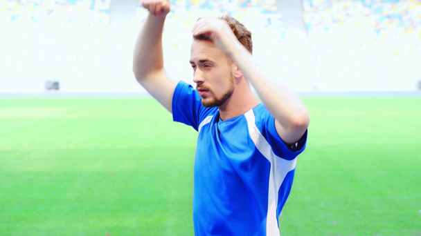Fußballspieler wärmt Hände auf  - Filmmaterial, Video