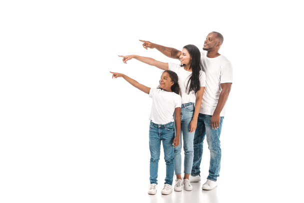 Αφροαμερικανή μητέρα, πατέρας και κόρη δείχνουν με τα δάχτυλα και κοιτάζουν αλλού σε λευκό φόντο - Φωτογραφία, εικόνα