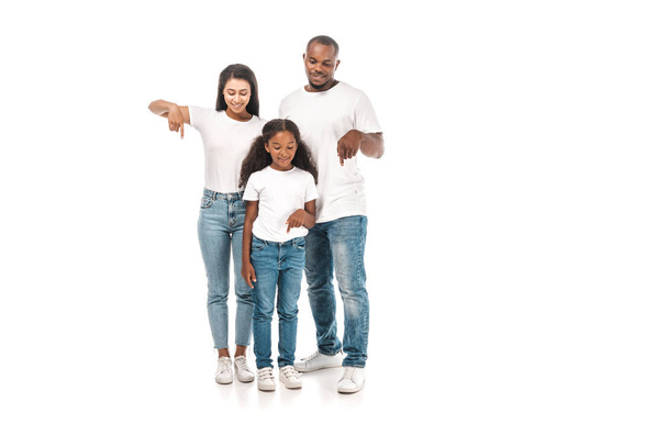 joven afroamericano familia mostrando pulgares abajo en blanco fondo
 - Foto, Imagen