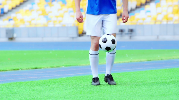 przycięty widok piłkarza odbija piłkę  - Materiał filmowy, wideo