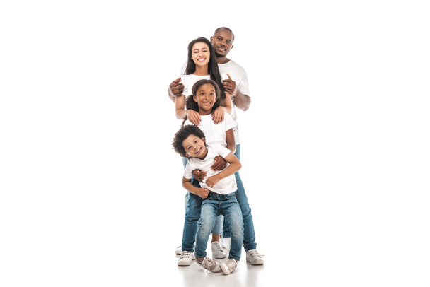 veselá africká americká rodina stojící jeden za druhým a usmívající se na kameru na bílém pozadí - Fotografie, Obrázek