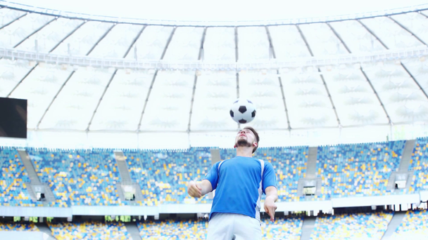 Futbolcu kafası ile top sektiriyor  - Video, Çekim