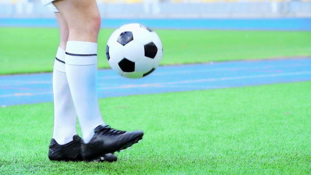 Futbolcu zıplayan topun kırpılmış görüntüsü  - Video, Çekim