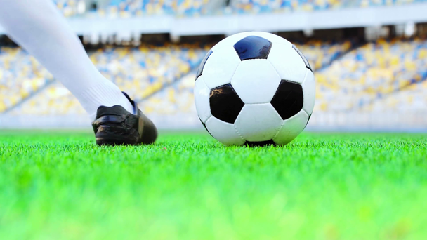 przycięty widok piłkarza uderzającego piłkę  - Materiał filmowy, wideo