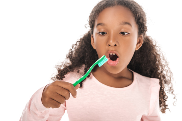 αξιολάτρευτο αφροαμερικανό παιδί που βουρτσίζει τα δόντια του απομονωμένα στα λευκά - Φωτογραφία, εικόνα