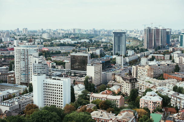 letecký pohled na městské město s budovami a ulicemi - Fotografie, Obrázek