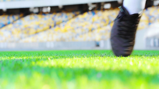 Futbolcunun topla oynamasının kırpılmış görüntüsü  - Video, Çekim