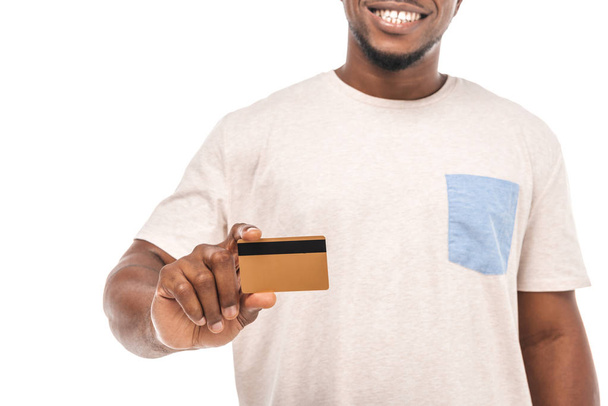 bijgesneden weergave van glimlachende Afro-Amerikaanse man met credit card geïsoleerd op wit - Foto, afbeelding