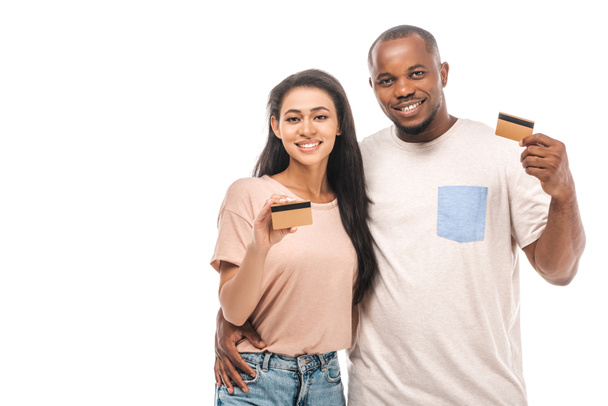 улыбающаяся африканская американская пара, держащая кредитки и смотрящая на камеру, изолированную на белом
 - Фото, изображение