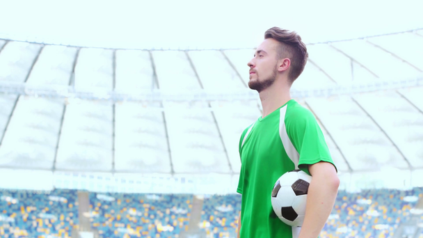 piłkarz trzymający piłkę i wodę pitną  - Materiał filmowy, wideo