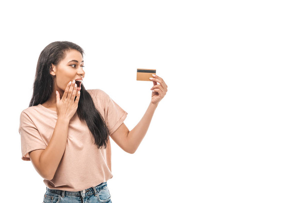 šokovaný africký Američan žena drží kreditní kartu izolované na bílém - Fotografie, Obrázek