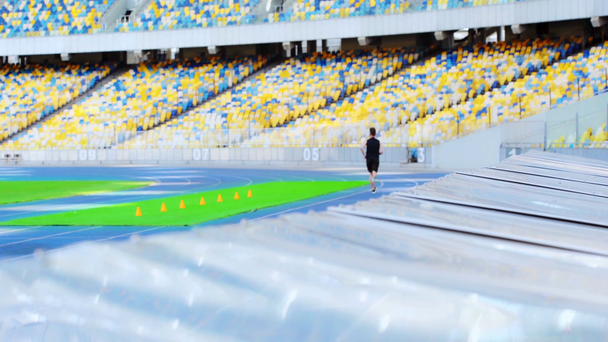 stadionilla kulkevan juoksijan taustakuva
  - Materiaali, video