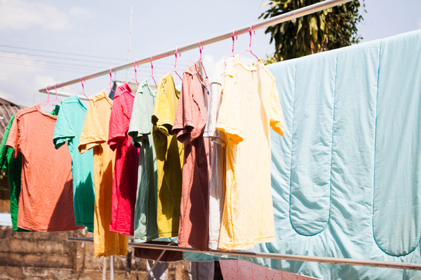 Vêtements secs dans l'air avec la lumière du soleil
 - Photo, image