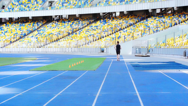 visão traseira do corredor correndo no estádio
  - Filmagem, Vídeo