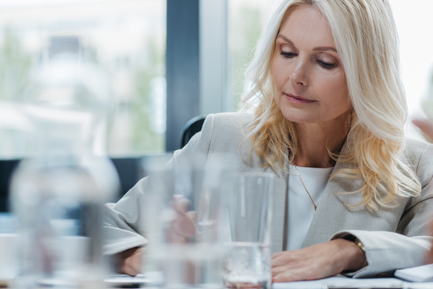 selective focus of concentrated businesswoman in meeting room - Fotoğraf, Görsel