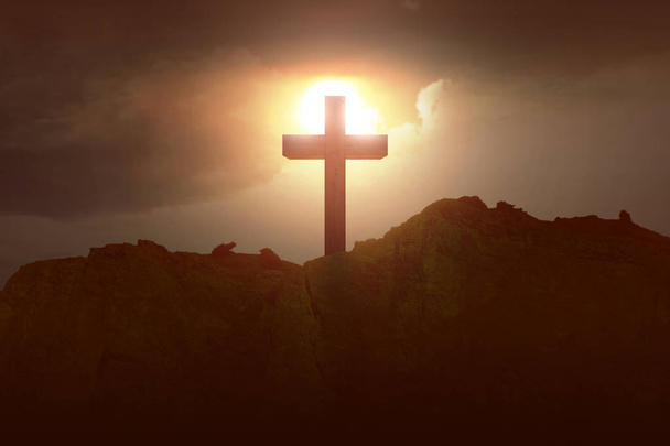 Christenkreuz auf dem Gipfel der Hügel - Foto, Bild