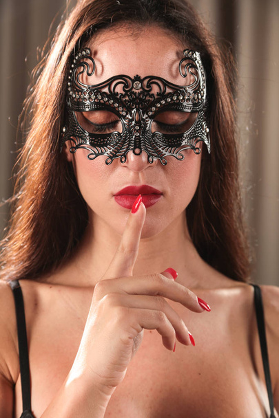 Maskovaná žena žádá o ticho - Fotografie, Obrázek