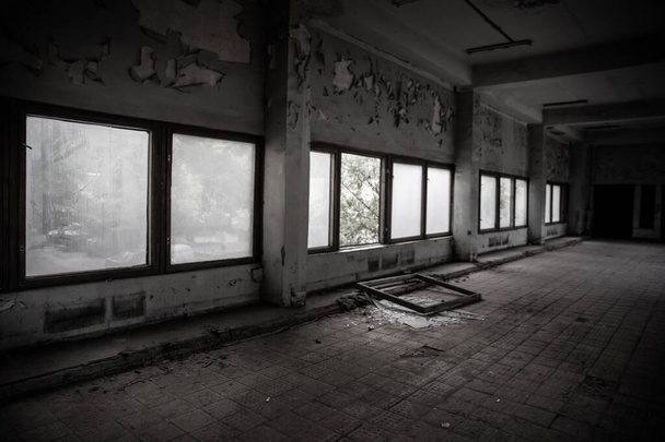 tunnel sombre et effrayant, couloir avec de grandes fenêtres à la fin dans un bâtiment abandonné
 - Photo, image