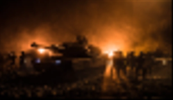 Στρατιωτική περιπολικό σε φόντο ηλιοβασίλεμα. Στρατός πόλεμο αντίληψη. Σιλουέτα του θωρακισμένο όχημα με στρατιώτες έτοιμοι να επιτεθούν. Διακόσμηση τέχνης. Επιλεκτική εστίαση - Φωτογραφία, εικόνα