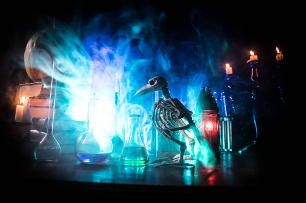 Fondo de bodegón de Halloween con diferentes elementos sobre fondo nebuloso tonificado oscuro. Enfoque selectivo
 - Foto, imagen