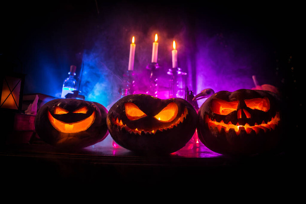 Хэллоуин натюрморт с различными элементами на темном тонированном туманном фоне. Селективный фокус
 - Фото, изображение