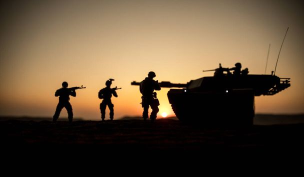 Concetto di guerra. Veicolo blindato silhouette scena di combattimento su sfondo cielo nebbia di guerra. Carro armato americano al tramonto
. - Foto, immagini