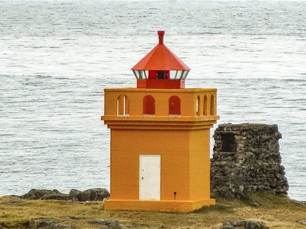 İzlanda, Hellissandur 'da küçük sarı deniz feneri, kırmızı çatı, Snae - Fotoğraf, Görsel