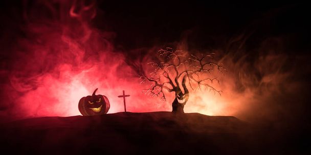 Halloween tök mosoly és ijesztő szemek fél éjszakát. Közeli kilátás ijesztő Halloween tököt szemmel ragyogó belül fekete háttér. - Fotó, kép