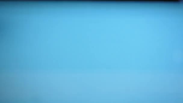Herkullinen mehukas luumu viipaleita roiskeita veteen sinisellä taustalla
 - Materiaali, video