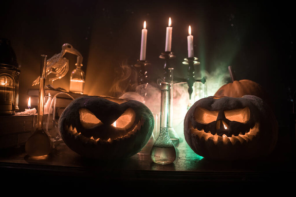 Halloween fundo natureza-morta com diferentes elementos em fundo enevoado tonificado escuro. Foco seletivo
 - Foto, Imagem