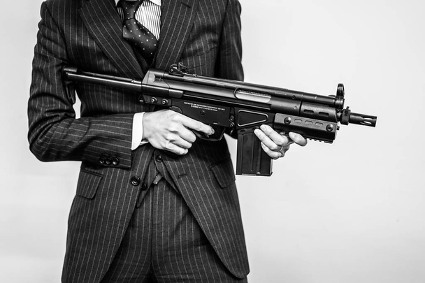 Homme d'affaires pour se battre avec une mitrailleuse
 - Photo, image