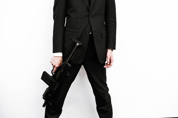 Businessman to fight with a machine gun - Foto, afbeelding
